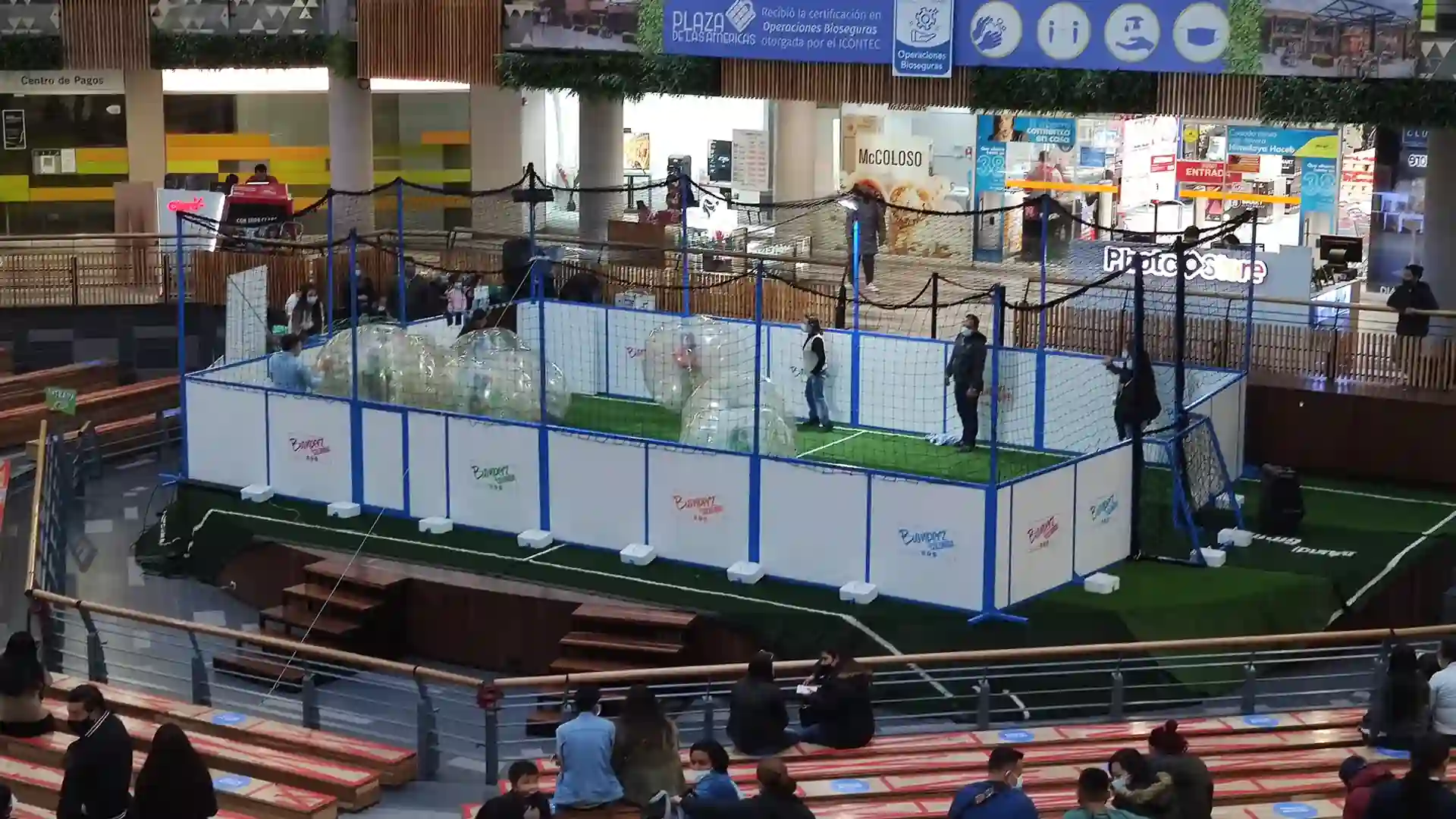 Cancha de fútbol portátil 3vs3 instalada para un campeonato en Bogotá.