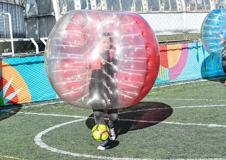 Jugador de fútbol burbuja a punto de chutar el balón en una cancha en Bogotá.