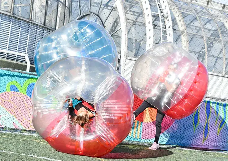 Jugadores chocando sus burbujas en un partido divertido de fútbol burbuja.