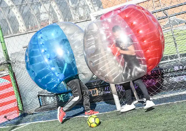 Portero en burbuja detiene un gol durante un evento de Bumperz en Bogotá.