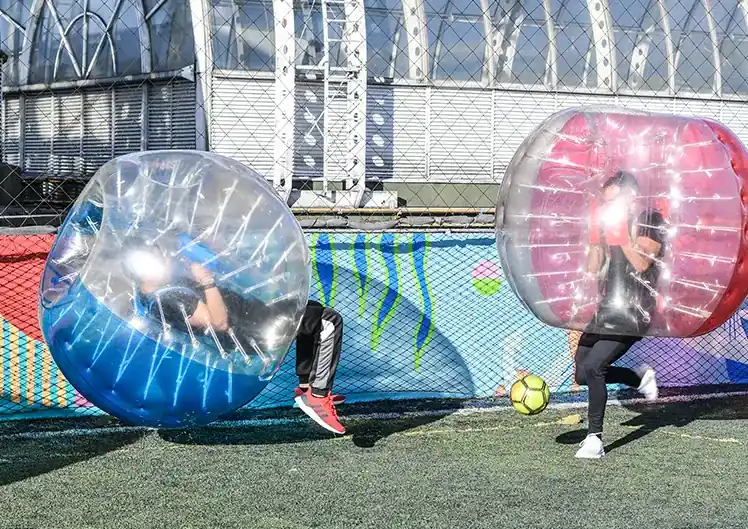 Momento cómico de caída segura en un juego de fútbol burbuja en Bumperz Colombia.