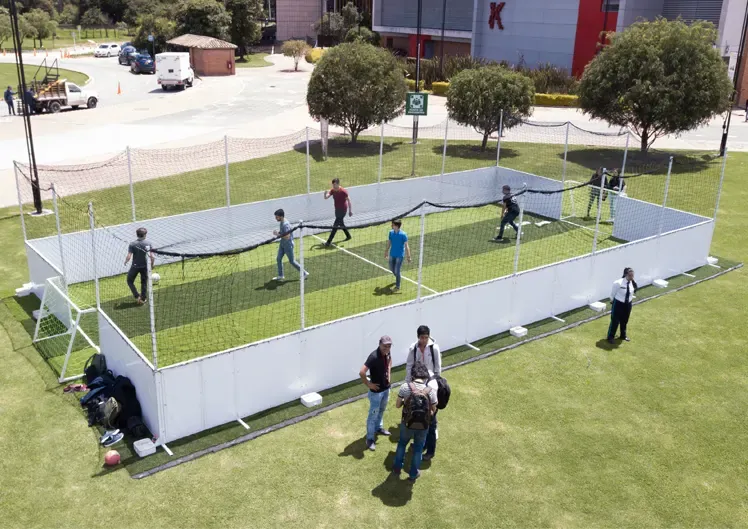 Montaje de la cancha de fútbol portátil 3vs3 en un parqueadero.