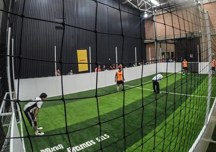 Jugadores compitiendo en un partido de fútbol 3vs3.
