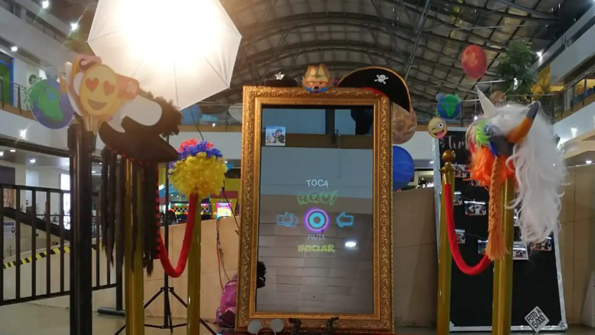 Personas recibiendo su foto impresa al instante del Espejo Mágico.
