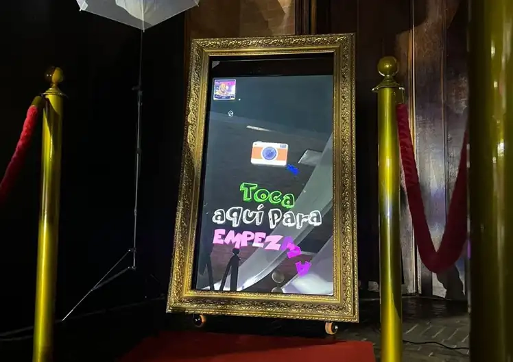 Quinceañera y sus amigos tomando fotos divertidas con el Espejo Mágico.