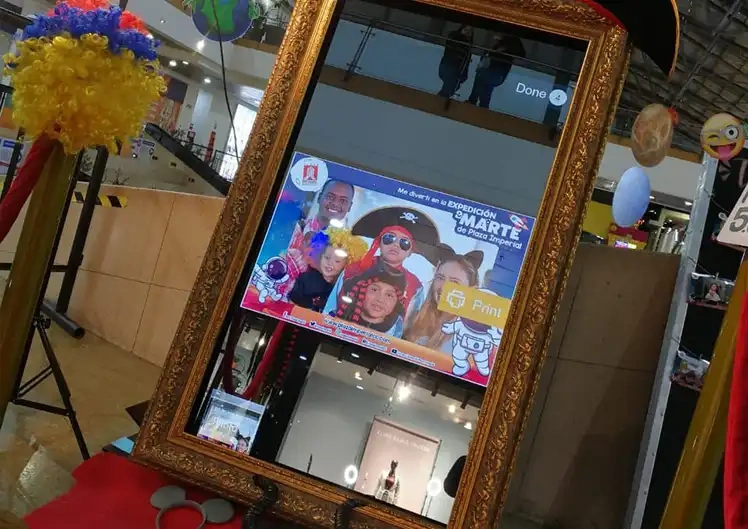 Alquiler de Espejo Mágico para activaciones de marca en Bogotá.