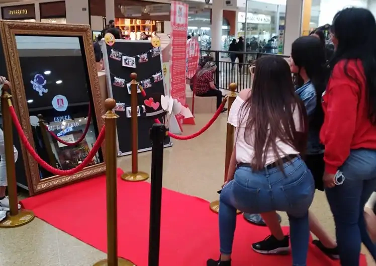 Niños disfrazados divirtiéndose con el photobooth del Espejo Mágico.