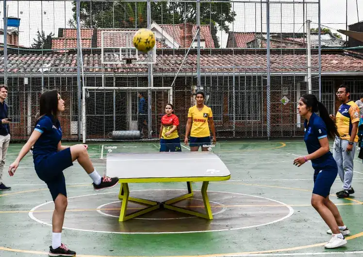 Jugadores de Fiveball mostrando su habilidad con el balón.