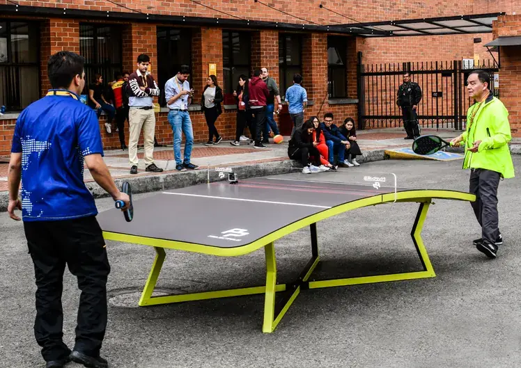 Partido de dobles en una mesa de Fiveball.