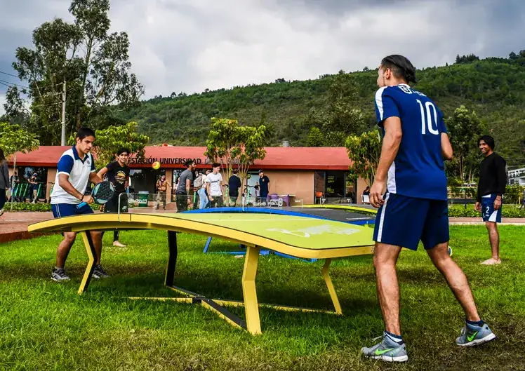 Jóvenes disfrutando de un juego de Fiveball en un evento recreativo.