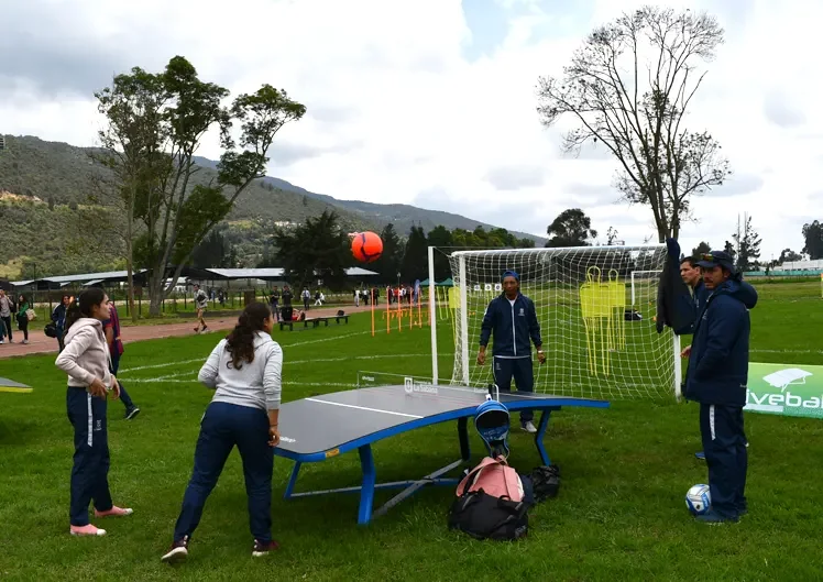 Mesa de Fiveball, el juego que combina fútbol, pádel y ping pong.