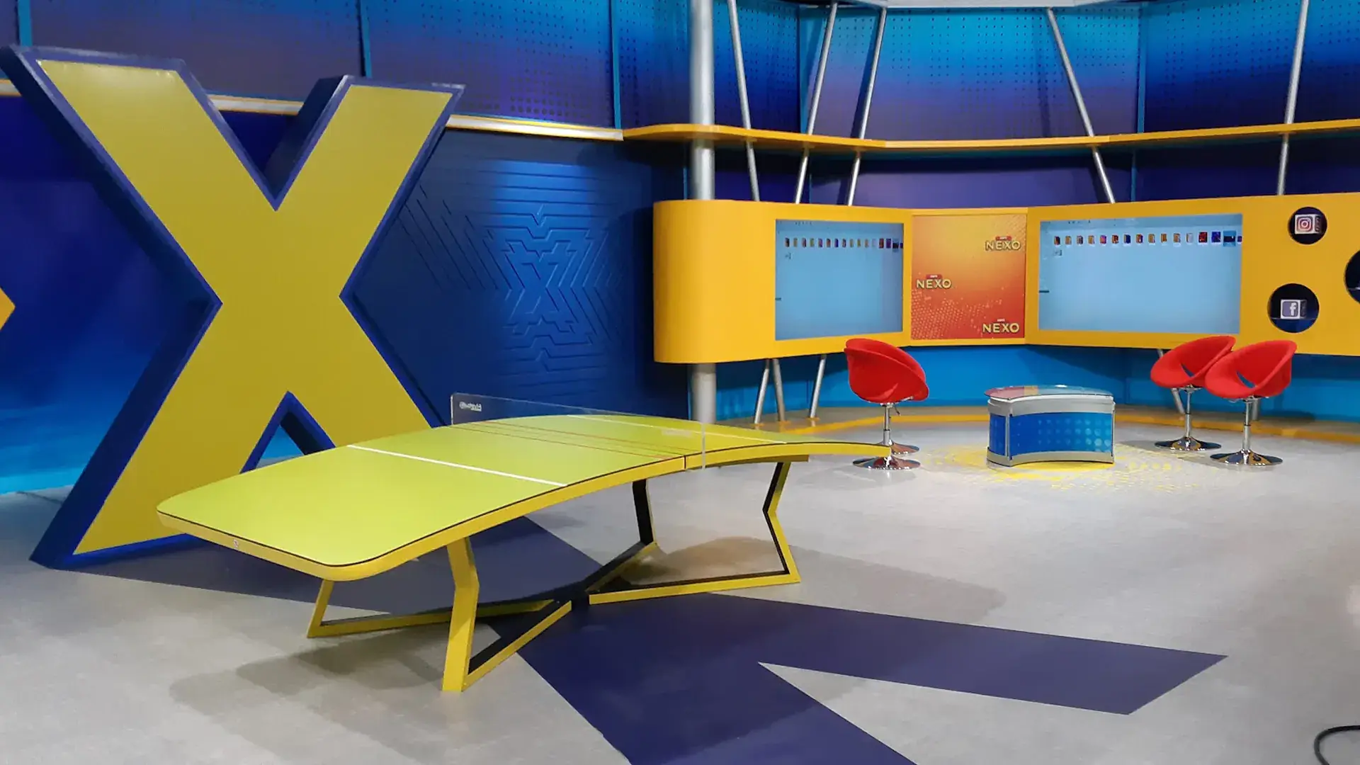 Jugadores en un partido de fútbol-tenis en una mesa de Fiveball.