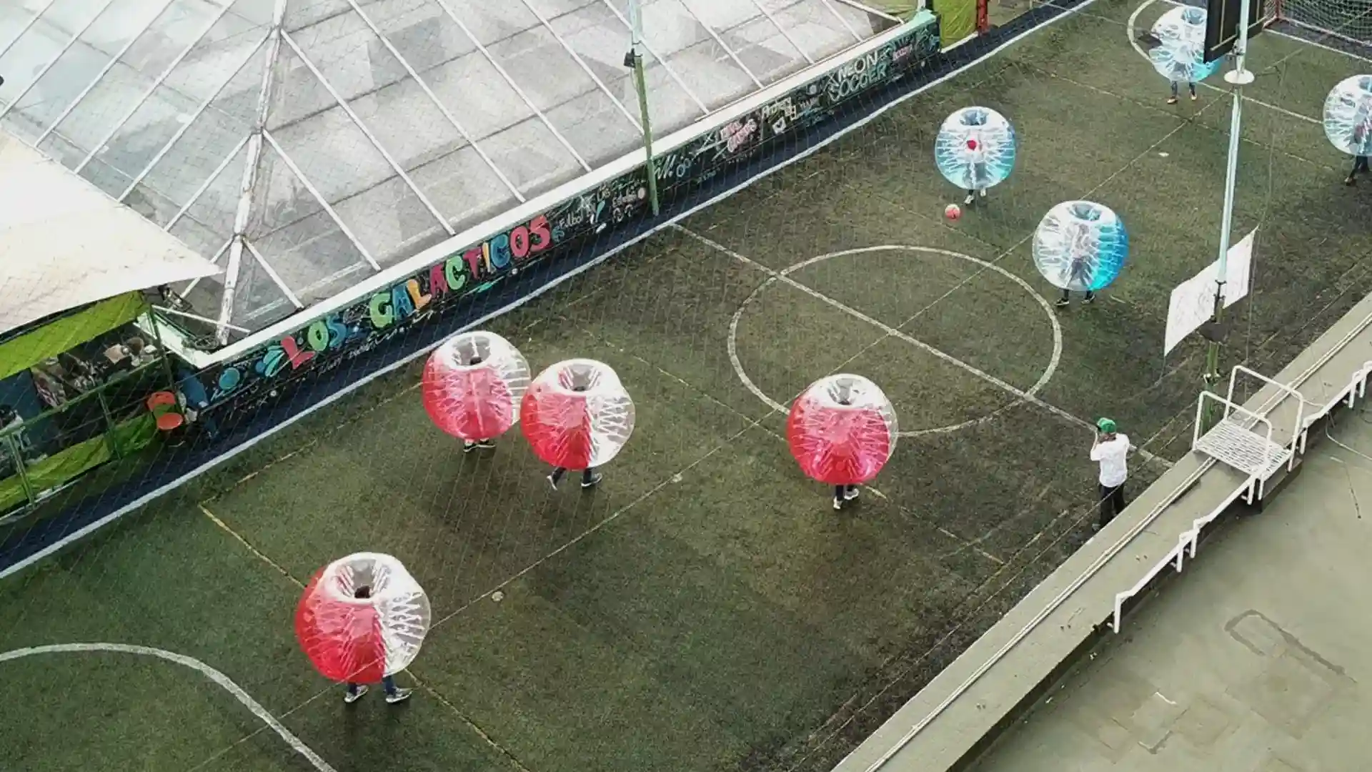 Equipo posando para una foto antes de un partido de fútbol burbuja en Bogotá.