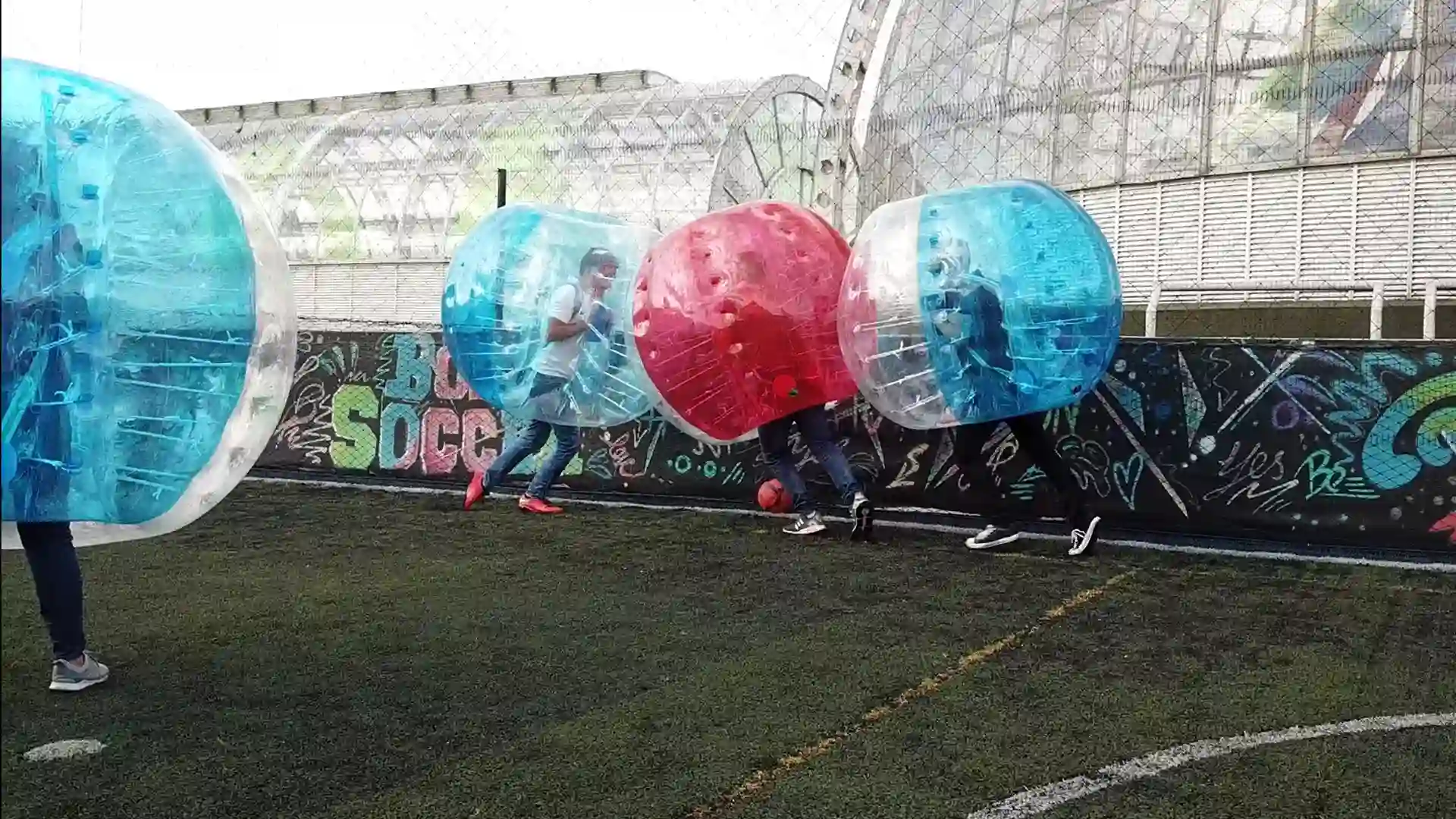 Jugadores de fútbol burbuja en la cancha de Bulevar Niza, listos para la acción.