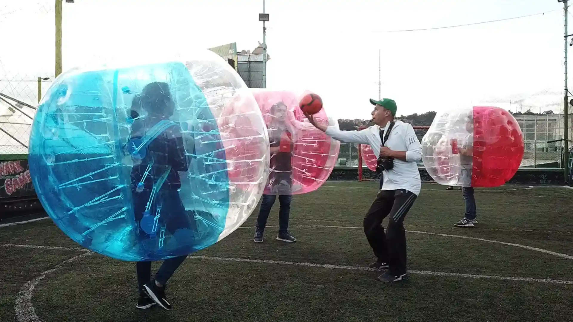 Alquiler de fútbol burbuja a domicilio para eventos y fiestas en Bogotá.