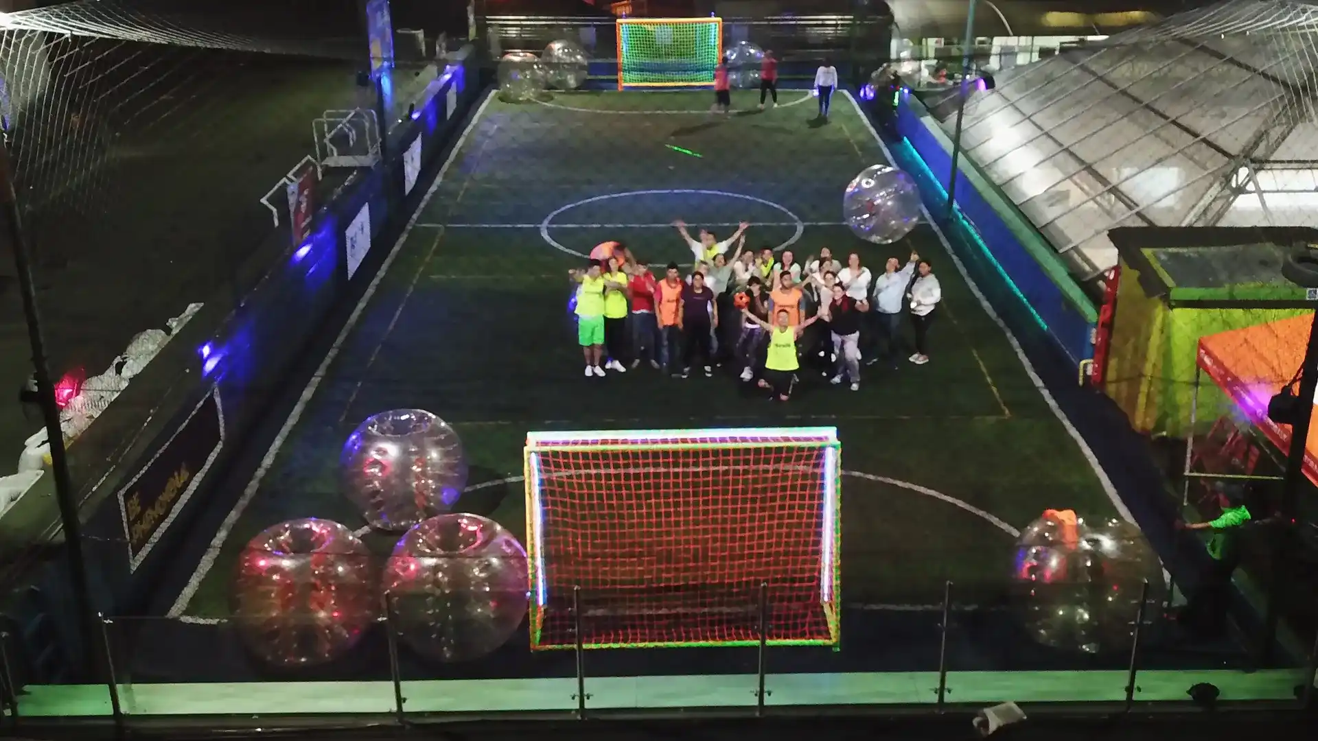 Collage de imágenes de fútbol burbuja de Bumperz Colombia.