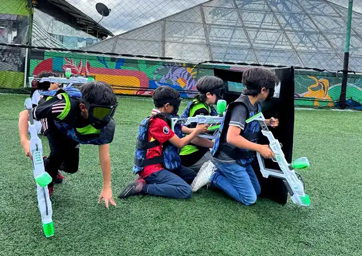 Niños jugando Gelsoft de forma segura para una fiesta de cumpleaños en Bogotá.