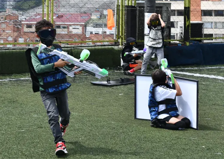 Equipo de amigos disfrutando de un juego de disparos con Gelsoft.