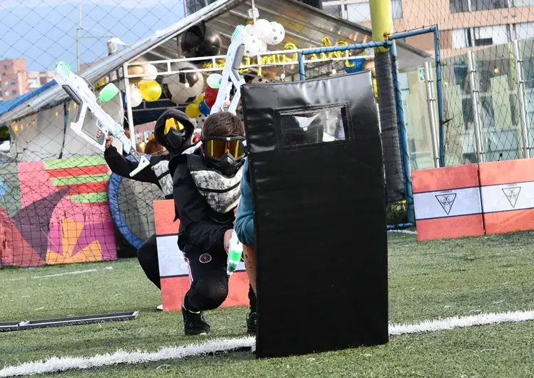 Primer plano de un jugador con máscara protectora en un combate de Gelsoft.