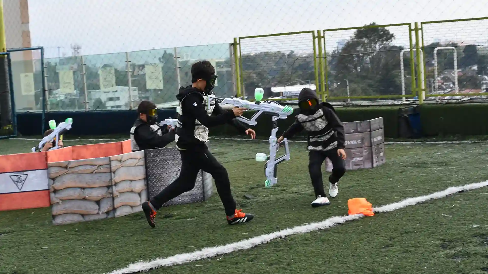 Jugador de Gelsoft con marcadora y máscara de protección en Bumperz Colombia.