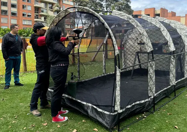 Objetivos de patos y botellas para derribar en el juego de puntería.