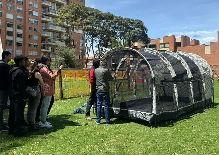 Túnel de paintball como actividad de entretenimiento en un evento corporativo.