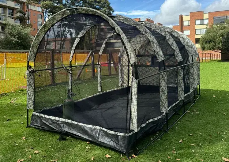 Diversión segura para todas las edades con el túnel de paintball inflable.