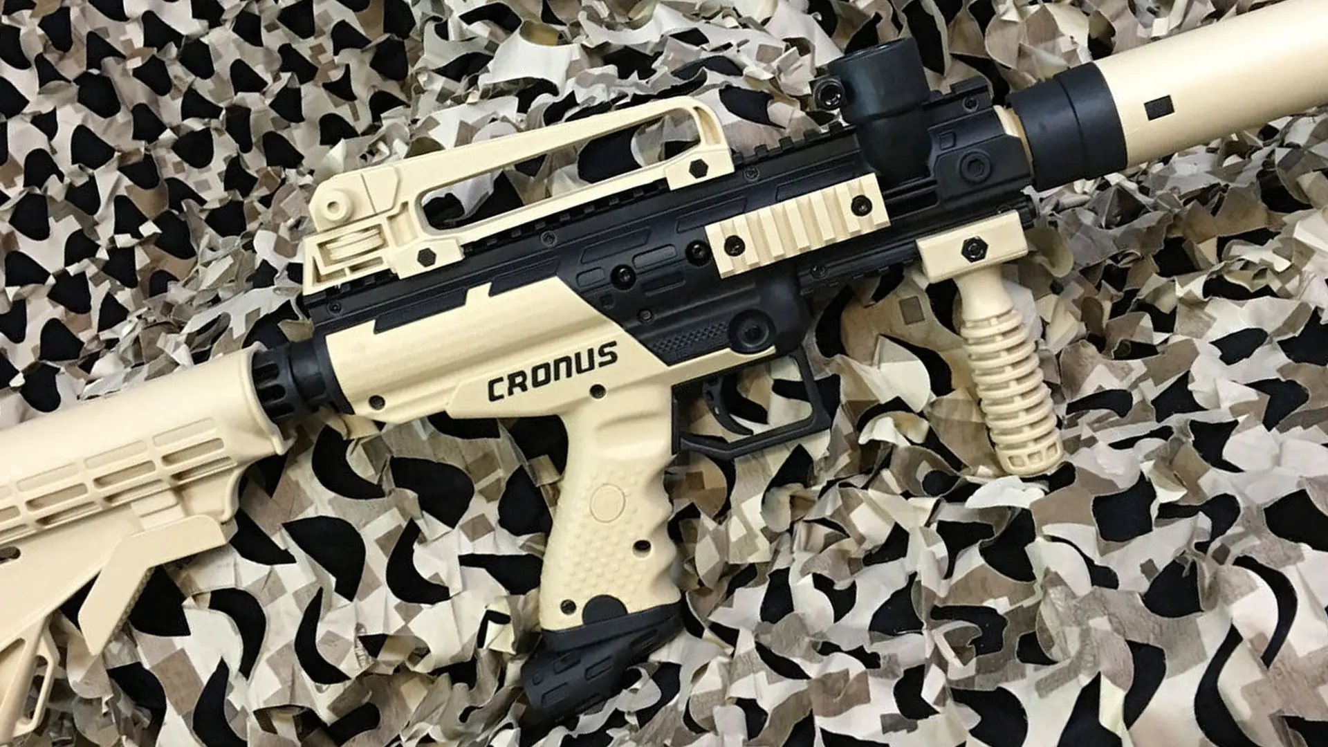 Persona apuntando con una marcadora de paintball a los objetivos.